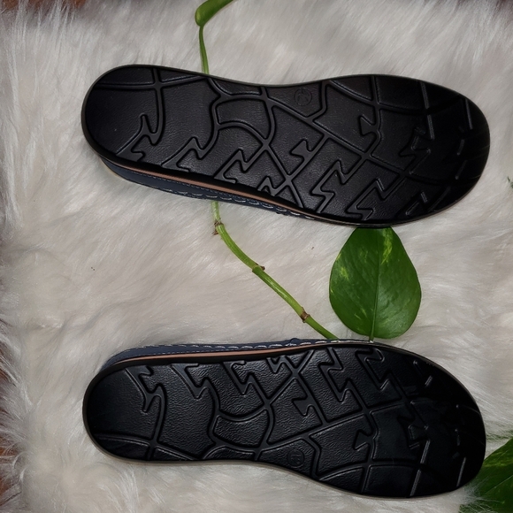 Faux Leather Blue Flower Flip Flops 💙 - Picture 6 of 7